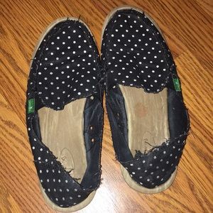 Womes size 7 polka dot Sanuks.